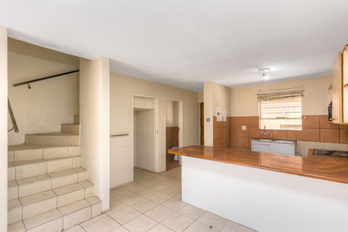 Yeoville Townhouse For Sale: 2 Bedrooms, Open-Plan Living, Outdoor Braai Area.