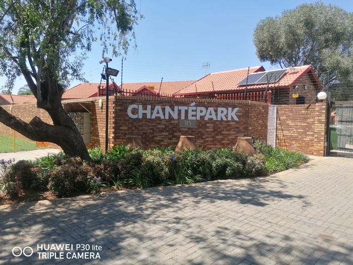 For Sale: Townhouse in Meyerspark with pool, private garden, and parking.