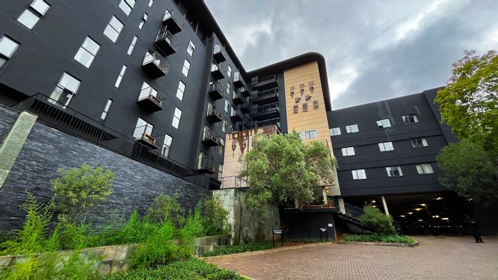 To Rent: Apartment in Sandton Central with gym, cinema, rooftop pool, and parking.
