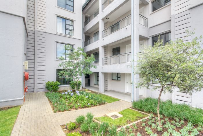 Ground-floor apartment in Morningside with private garden and clubhouse amenities. For Sale.