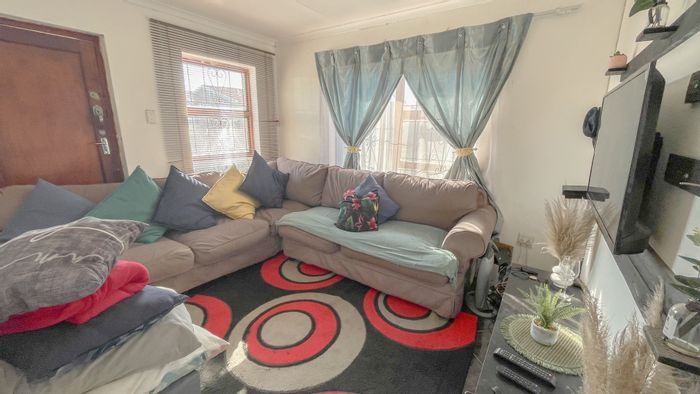 For Sale: 2-Bedroom House in Motherwell with prepaid electricity and covered parking.