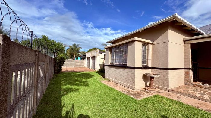 For Sale: House in Brakpan Central with 3 bedrooms, pool, and multiple garages.
