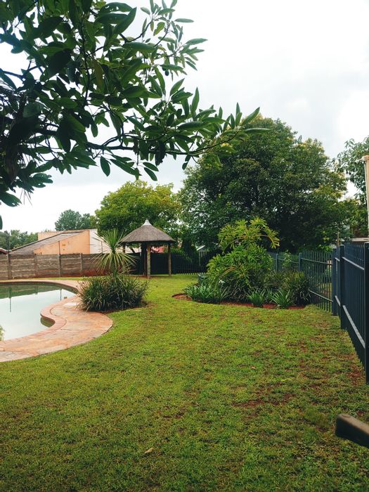 Rhodesfield Apartment For Sale: 2 beds, pool, braai area, near Gautrain.