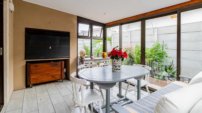 Townhouse To Rent in Parklands: Inverter, braai room, pet-friendly, 3 bedrooms.