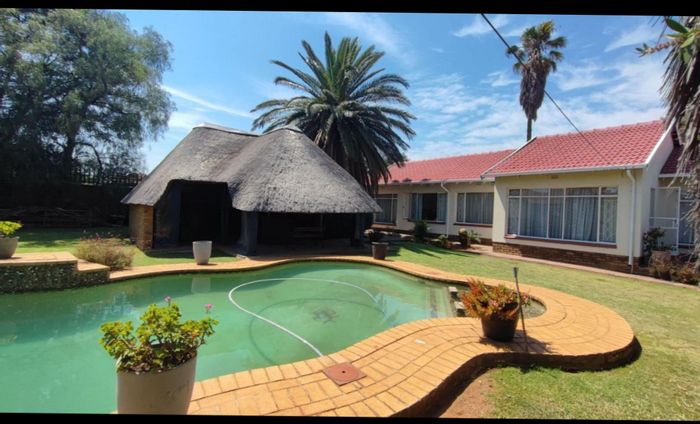 House For Sale in Mayberry Park: 3 Bedrooms, Pool, Large Garden, Ample Parking.