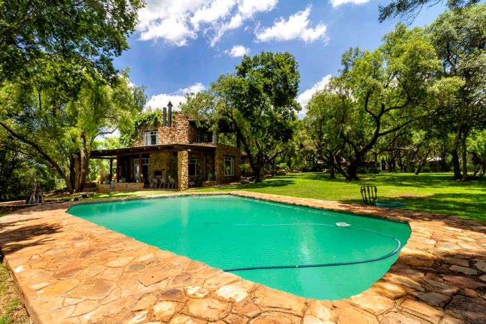 Broederstroom Farm For Sale: Off-grid living, wildlife views, tennis court, and barn.