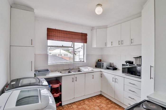 2-Bedroom Apartment in Richmond Hill To Rent, Balcony, Parking Bay, Close to Amenities.