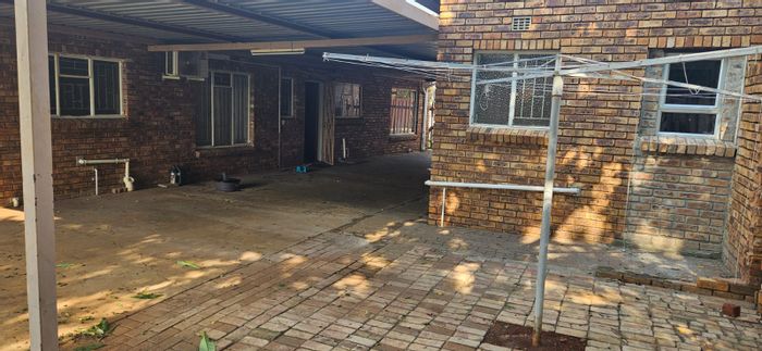 3-Bedroom House to Rent in Mooinooi Central with Flatlet and Pool.