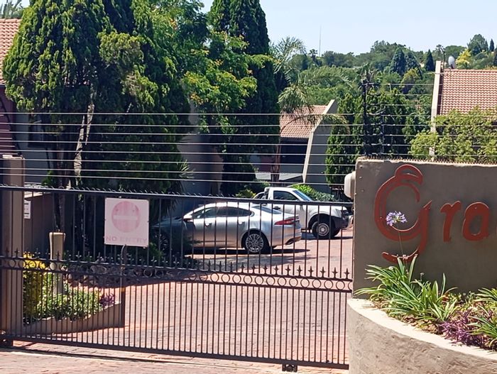 For Sale: 2-Bedroom Apartment in Sunninghill with Pool, Tennis Court, and Security.