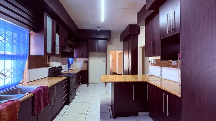 Brenthurst House For Sale: 3 Bedrooms, Lapa, Garages, Secure Parking, Close to Amenities.