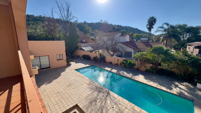 Boskruin House To Rent: Spacious living, pool, office, and pet-friendly amenities.