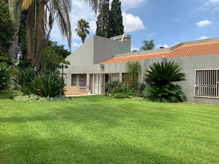 Lakeside House For Sale: 4 beds, spacious garden, built-in braai, double garage.