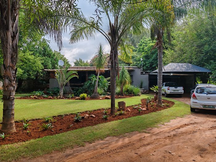 For Sale: Mooinooi Central Small Holding with multiple houses and workshop potential.