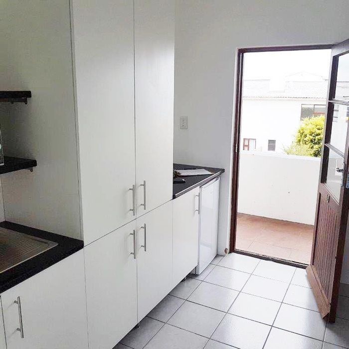 Summerstrand Apartment To Rent: Bachelor unit near beaches, university, and amenities.