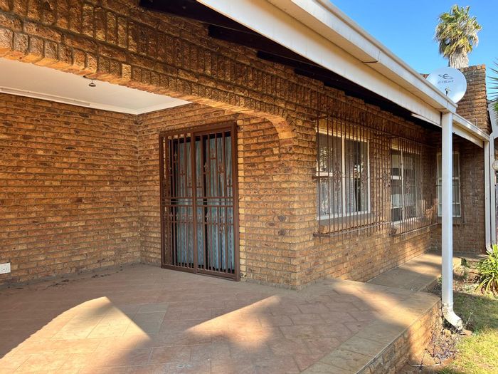 Edelweiss House For Sale: 4 bedrooms, double garage, borehole, and garden.