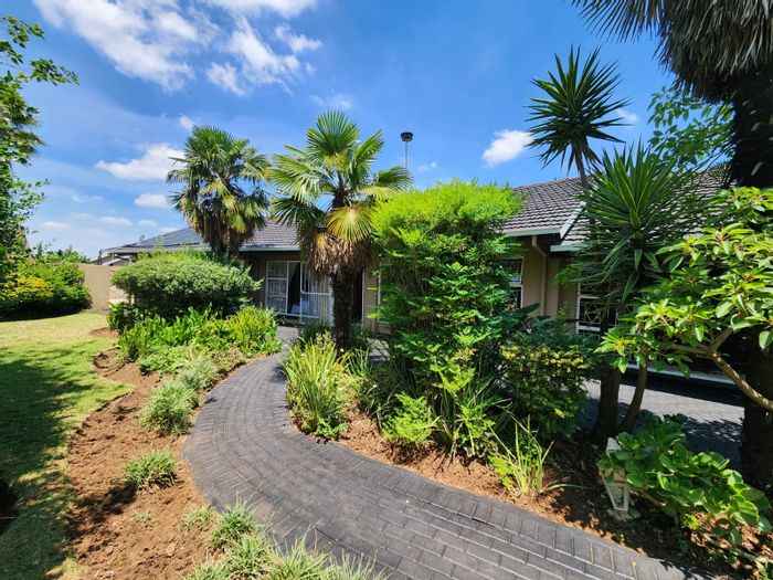 Dalpark Proper House For Sale: 4 beds, pool, flatlet, security features, ample parking.