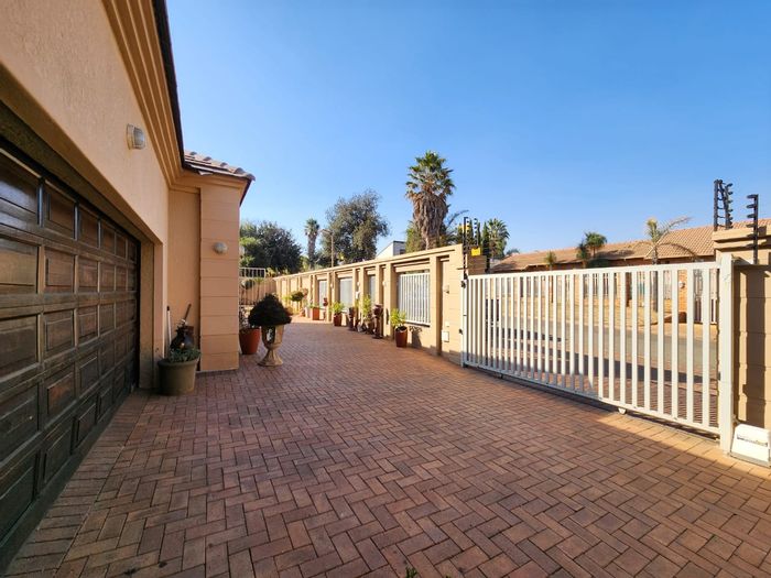 Dalpark Proper House For Sale: 3 beds, pool, double garage, entertainment area.