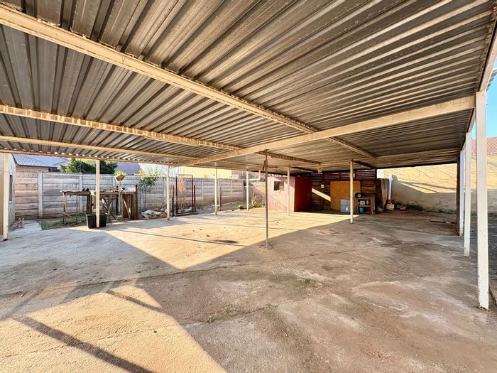 Brakpan Central House For Sale: Three bedrooms, bachelor flat, spacious yard, carport.