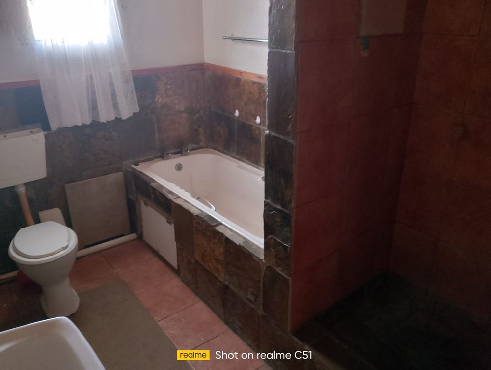 Main House-Full Bathroom