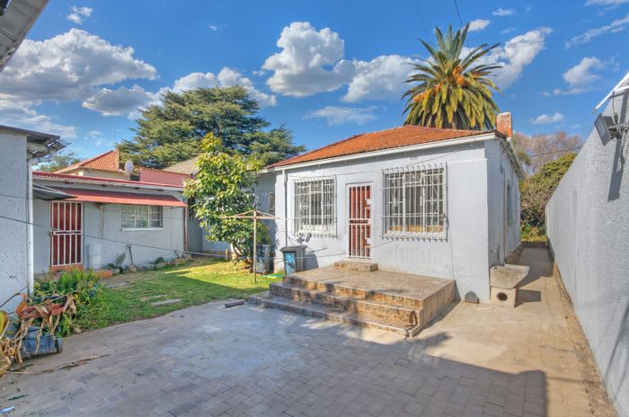 Orange Grove House For Sale: 3 beds, cottage, borehole water, prepaid electricity.