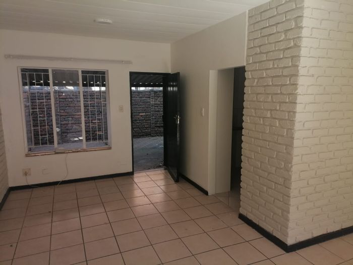 2-Bedroom Townhouse For Sale in Pretoria North with Private Garden and Parking.