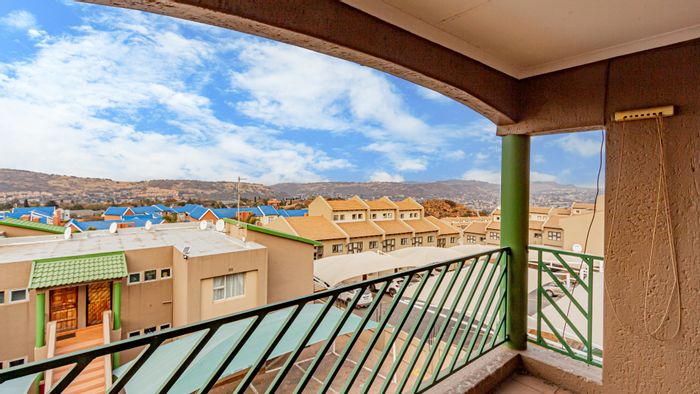 For Sale: 3-Bedroom Apartment in Winchester Hills with Pool and Secure Parking.