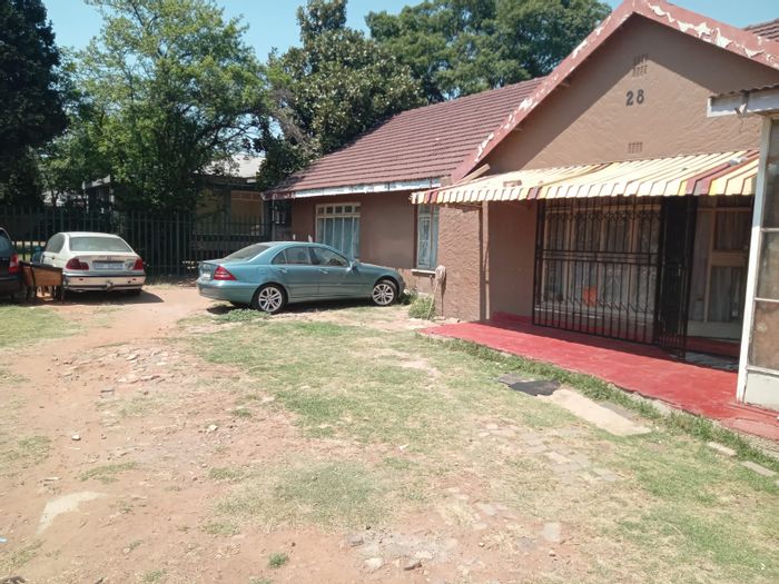 For Sale: House in Kempton Park Ext 2, 29 rooms, prepaid meters, R50K income.