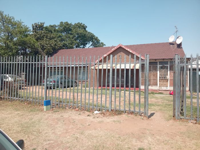 For Sale: Spacious 29-room house in Kempton Park Ext 2, ideal for cash buyers.
