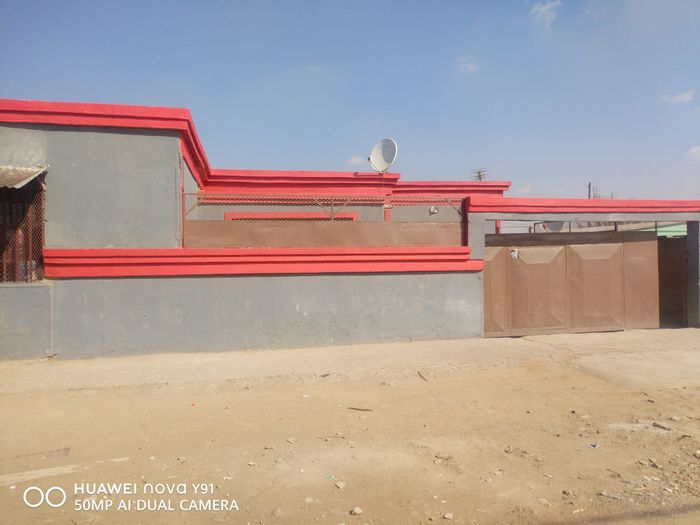 Kwa Thema House For Sale: 3 Bedrooms, tuck-shop, secure area, close to shops.