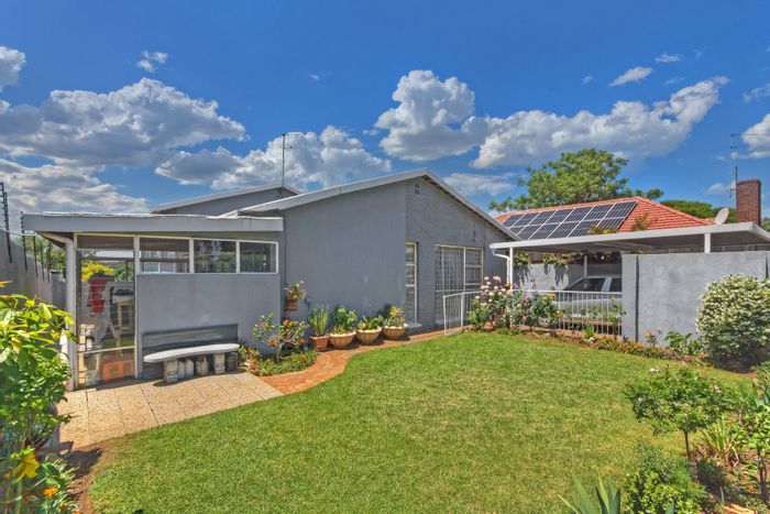 Sydenham House For Sale: 3 beds, flatlet, ample parking, sunroom, spacious layout.