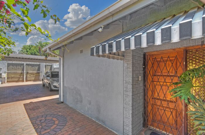 Sydenham House For Sale: 3 Bedrooms, flatlet, ample parking, and sunroom.