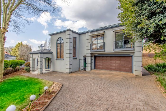 Featherbrooke Estate House For Sale: 4 beds, communal gardens, exclusive access to nature.