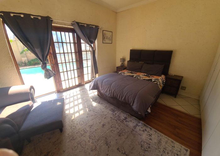 Cottage To Rent in Highlands North: 1 bedroom, private garden, shared pool.