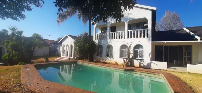 Edleen House For Sale: 9 bedrooms, pool, flatlets, ideal for investment opportunities.