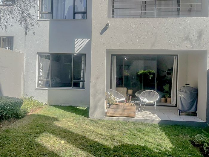Bryanston Apartment To Rent: Furnished, pet-friendly, pool access, high-speed WiFi included.