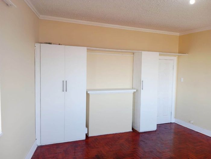 Gqeberha Central Apartment To Rent: 1 Bedroom, communal kitchen/bathroom, prepaid electricity.