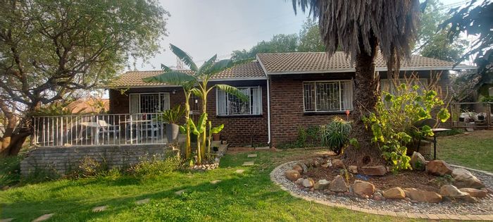 Norkem Park House For Sale: 3 beds, cottage, office space, large yard.