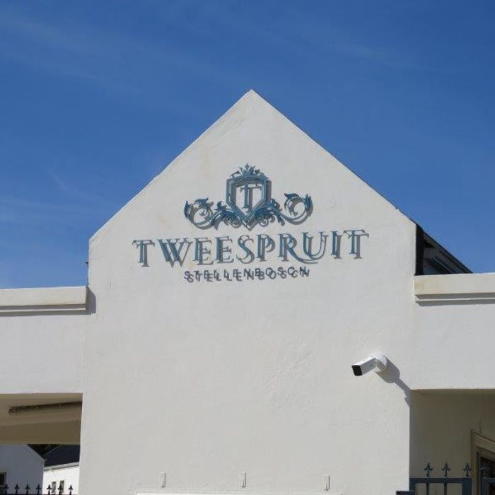 House To Rent in Nuutgevonden: 4 en-suite bedrooms, secure parking, Wi-Fi included.