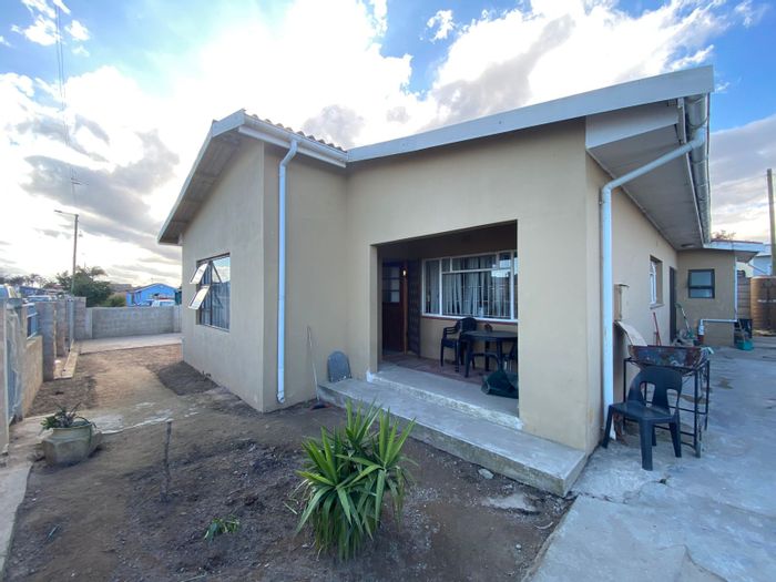 Pacaltsdorp House For Sale: 3 Bedrooms, 2 Bathrooms, Open Plan Living, Water Tanks.