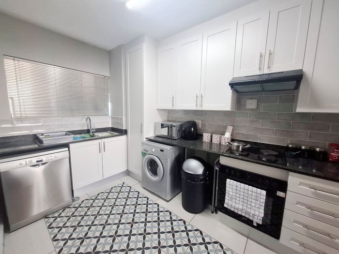 Humewood Apartment To Rent: Furnished room, communal amenities, close to beach and university.