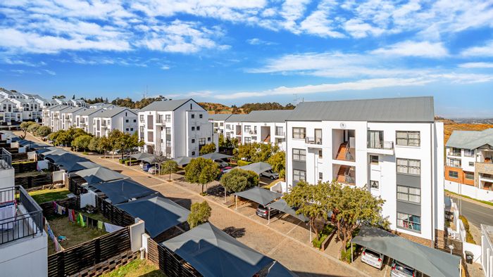 For Sale: 1-Bedroom Apartment in Oakdene with Pool, Gym, and Great Views.