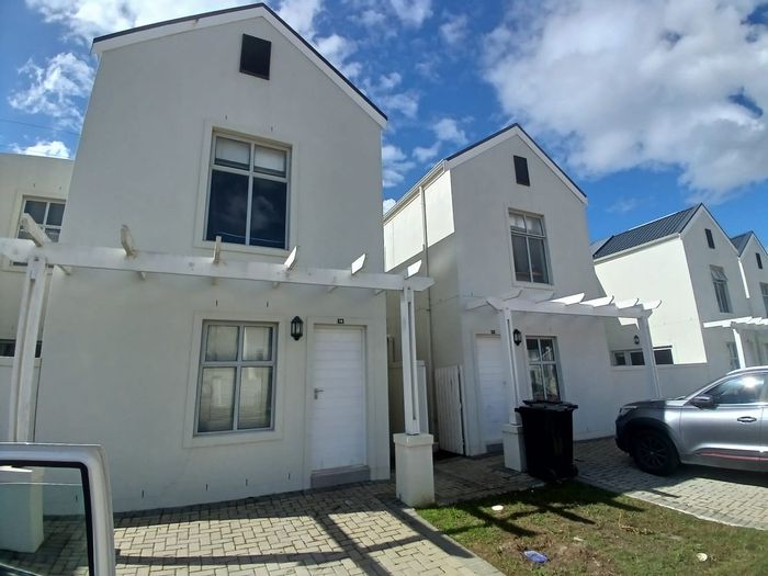 To Rent: House in Nuutgevonden with 4 en-suite bedrooms, WiFi, secure parking.