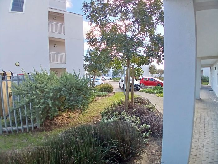 Nuutgevonden Apartment To Rent: 2 beds, 2 baths, secure complex, garden views.