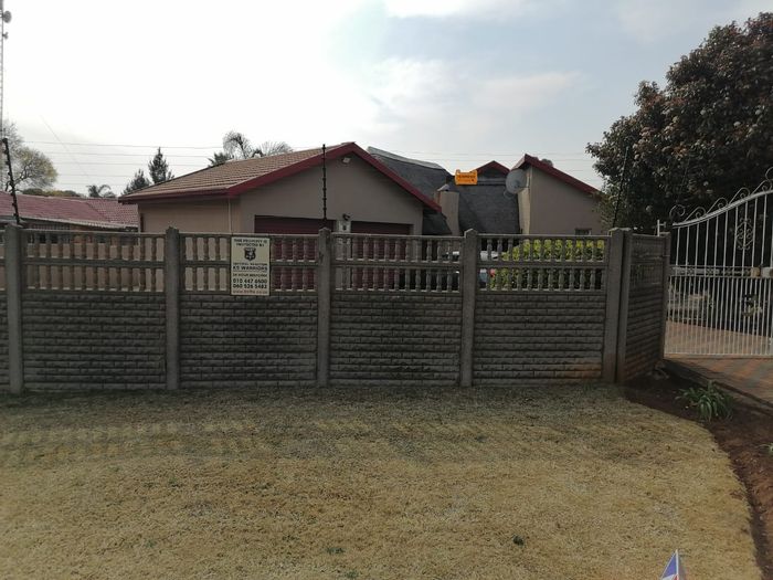 Cresslawn House For Sale: 3 Bedrooms, Lapa, Garages, Garden, Near Schools.