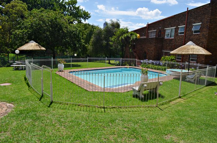 Atholl Gardens Apartment To Rent: 2 beds, 2 baths, pools, tennis court, secure parking.