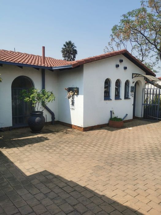 Huntingdon House For Sale: 2-bed, private pool, garden, single garage.