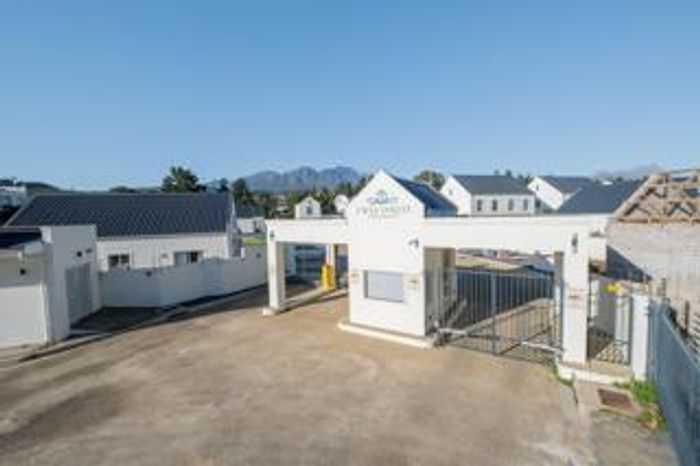 Nuutgevonden House To Rent: 4 en-suite bedrooms, WiFi, secure parking, near university.