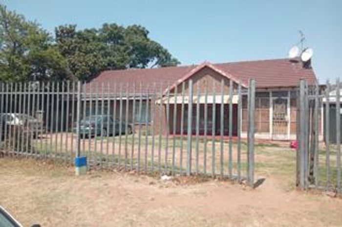29-Room Investment House in Kempton Park Ext 3 For Sale, High Rental Income.