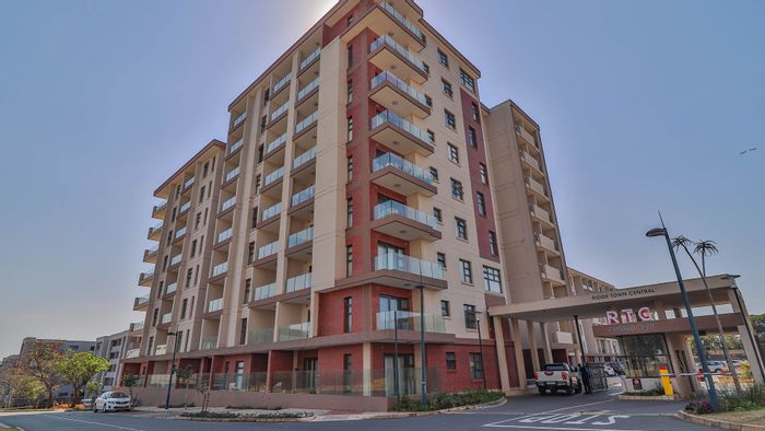 For Sale: Apartment in Umhlanga Ridge with pool, gym, and private patio.