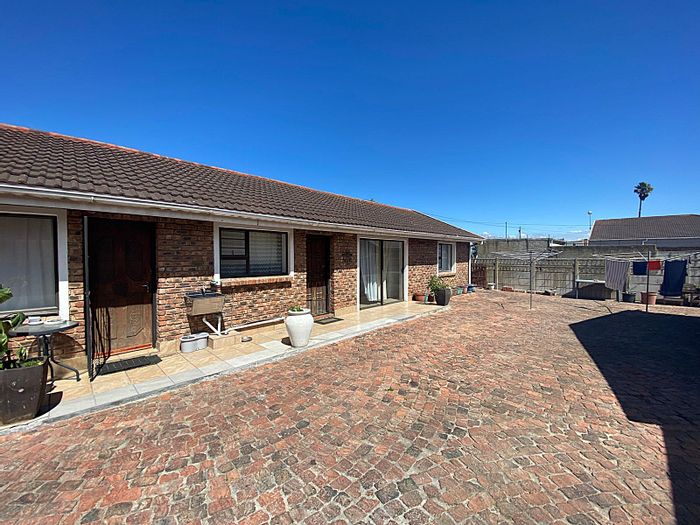 House To Rent in Groeneweide Park: 3 Bedrooms, Close to Amenities, Water Included.